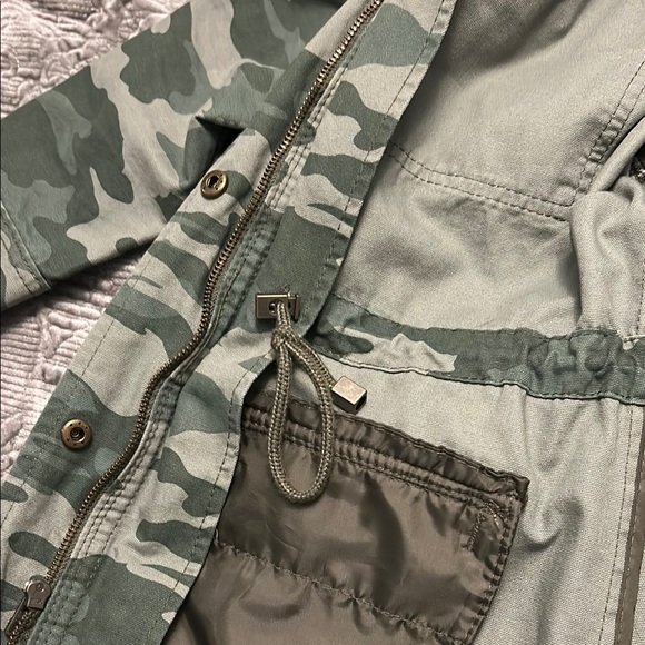 Universal Thread - Picture 6 of 6